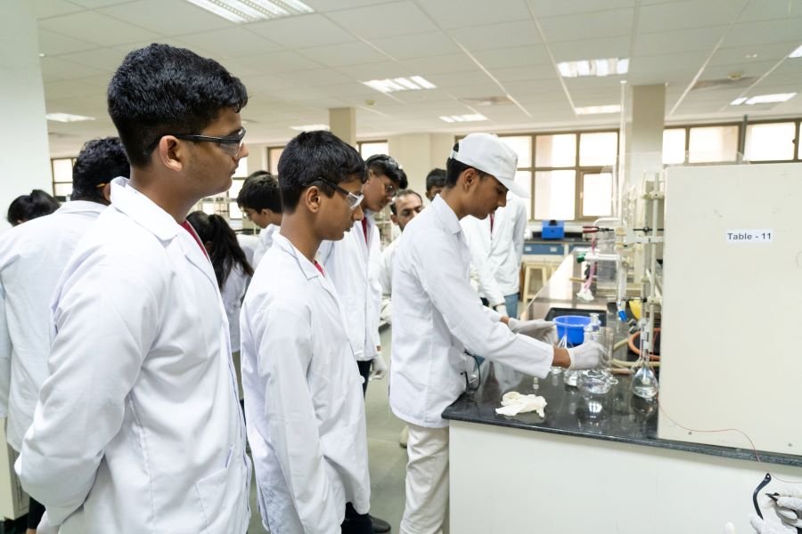 School Students explore science and research facilities at IISER Bhopal during summer camp