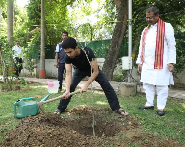 ‘Ek Ped Maa Ke Naam 2.0’ Initiative aims to plant 10 cr trees from June 5-Sep 30 this year