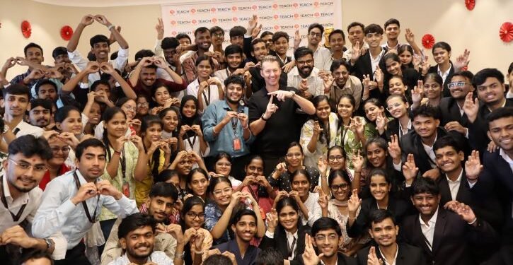 Brett Lee visits TEACH to Champion Higher Edu for Deaf & Hard of Hearing Youth