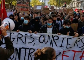 France’s School Protests Spread to Universities as Govt Opens Dialogue with Students